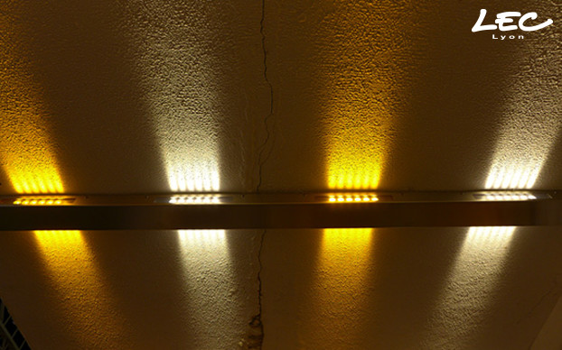 <p>Pour cette réalisation, 80 linéaires à LED 5633-Arches à optique L4, dont 40 en blanc chaud et 40 en ambre, éclairent le passage par alternance de bandes lumineuses de couleur.<br />
Des caissons inox, fabriqués sur-mesure, protègent du vandalisme éventuel les linéaires à LED et l’ensemble du matériel électrique et électronique (alimentations, drivers, connexions, câbles).</p>
