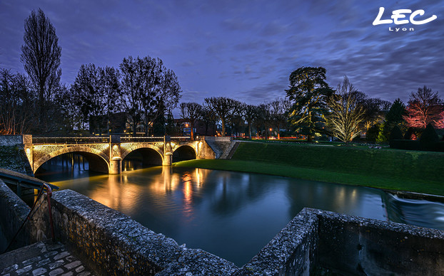 <p>Le pont de l’Islette, sobrement éclairé, compléte un panorama sublimé et intemporel.</p>
