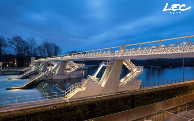 <p><strong>258 School-light ref 5640</strong> en 3000K et L6 (116x44 déviée de 36) ont été installés aussi bien dans les main-courantes de la passerelle (tous les 1,24m) que dans les rampes d’accès rive droite et rive gauche (tous les 2m).<br />
<br />
La sécurité des usagers et le respect des normes PMR sont ainsi assurés.</p>

<p> </p>

<p> </p>

<p> </p>
